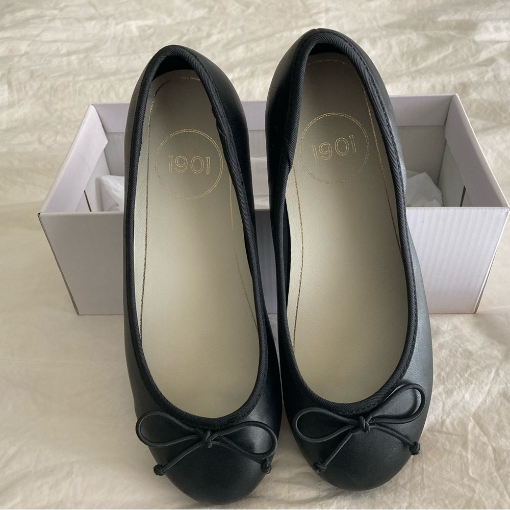 Black Round Toe Girls Shoes. Size 2M. Never worn. Faux Leather.